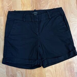 Ann Taylor Factory 5.5” cotton shorts sz 0
2 side pockets 2 back pockets